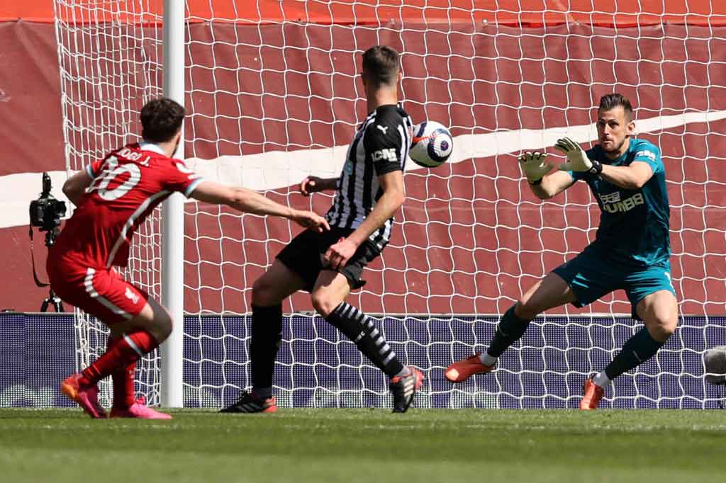 Dua peluang tuan rumah lewat Diogo Jota berhasil dimentahkan  kiper Martin Dubravka.