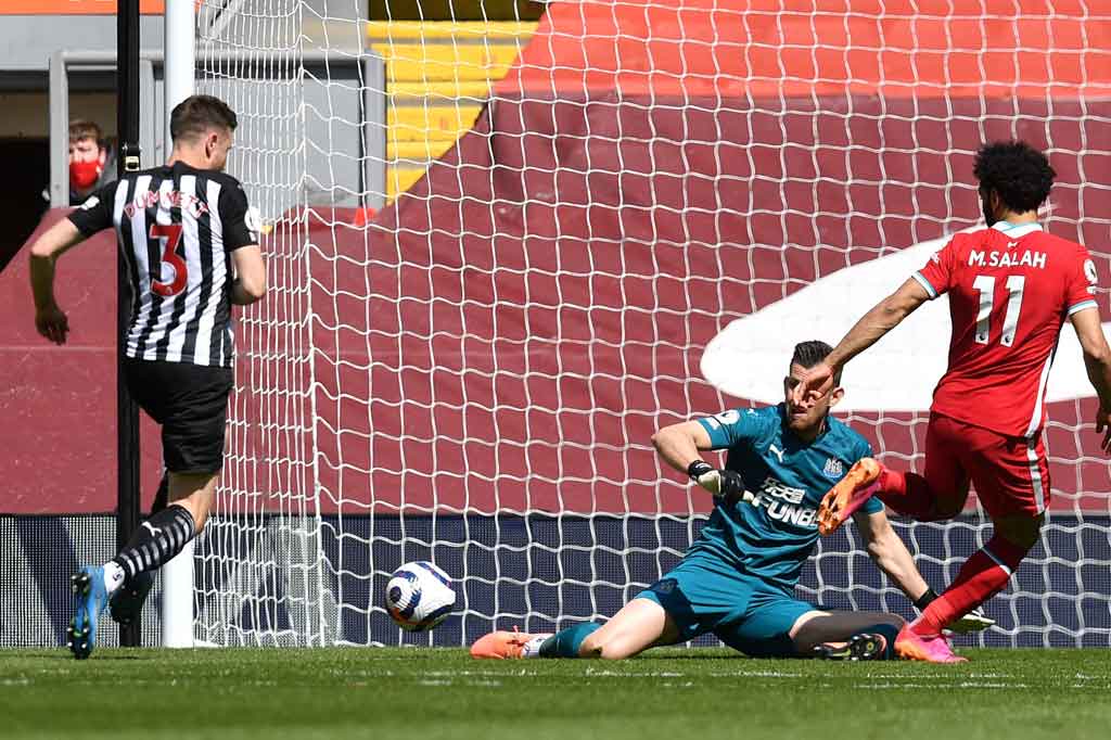 Lantas pada menit ke-36, Salah yang berlari sendirian menyambut umpan jauh kiriman Jota malah melepaskan tembakan yang mengarah ke badan kiper Martin Dubravka dalam situasi satu lawan satu.