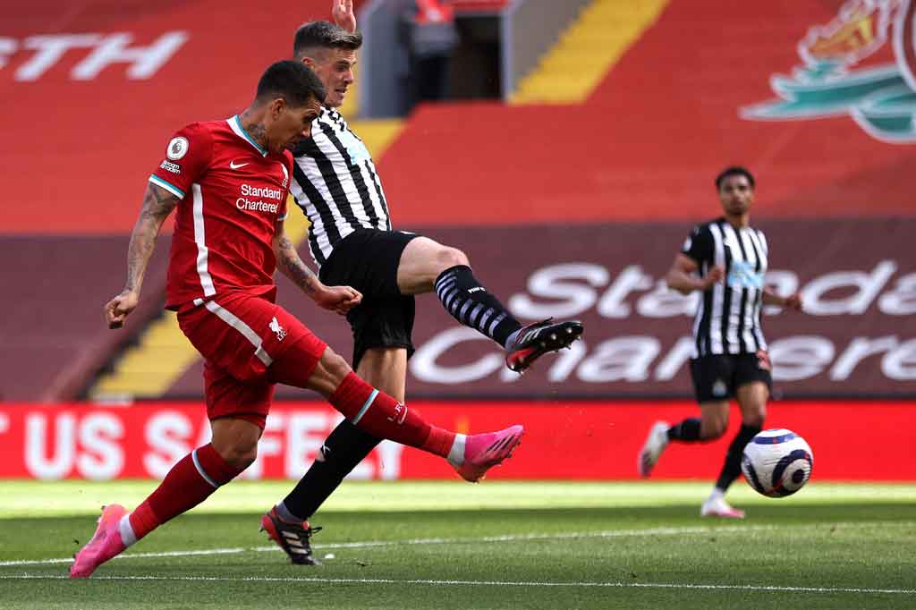Dua menit berselang giliran Roberto Firmino yang melepaskan tembakan lemah di hadapan Dubravka disusul reaksi buruk Sadio Mane ketika menerima umpan tarik matang kiriman Salah hanya untuk membiarkan bola direbut oleh kiper Newcastle. Skor 1-0 bertahan hingga jeda.