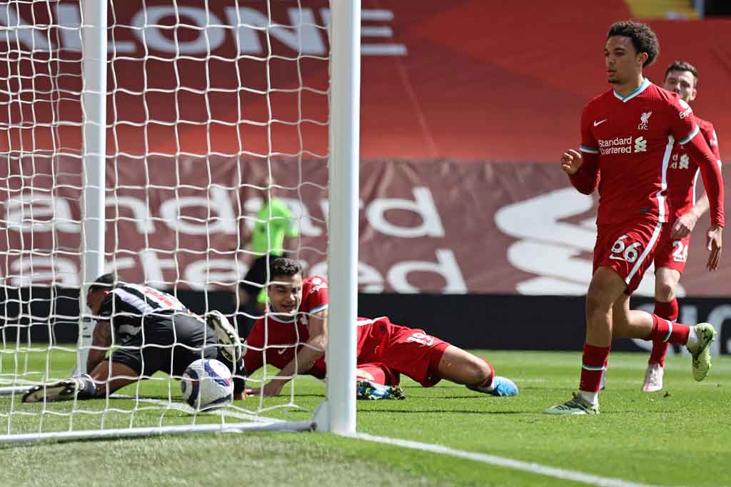 Newcastle tampil lebih agresif pada babak kedua. Setelah berbagai percobaan mereka gagal, pada menit ketiga injury time Callum Wilson mampu menceploskan bola ke gawang Liverpool. Tetapi gol itu dianulir sebab bola terlebih dulu mengenai lengannya dalam proses serangan.