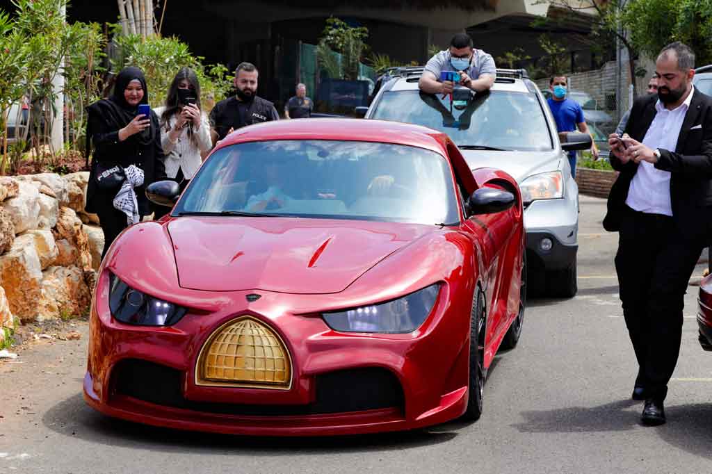 Sebuah mobil listrik buatan Lebanon memulai debutnya pada Sabtu, 24 April 2021, pertama kalinya negara Mediterania itu memproduksi mobil, meski tengah berjuang dalam krisis ekonomi yang mengerikan dengan seringnya pemadaman listrik.