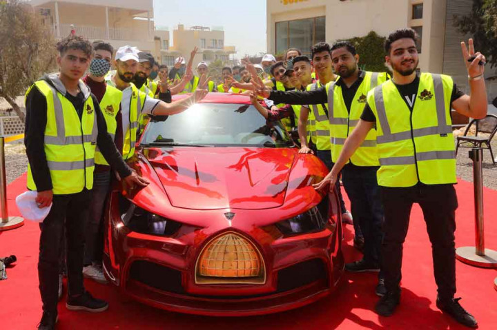 Untuk menggerakkan mobil listrik barunya, perusahaan berencana mendirikan sekitar 100 stasiun pengisian ulang di seluruh negeri yang terhubung ke generator. 