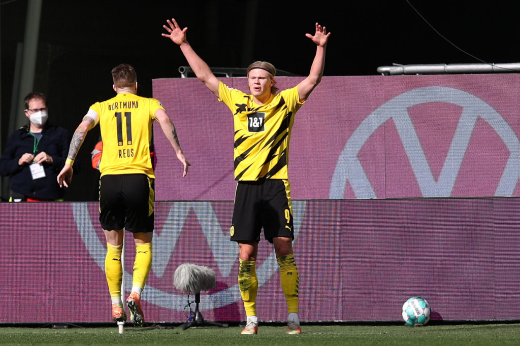 Erling Haaland melakukan selebrasi usai mencetak gol ke gawang Wolfsburg.