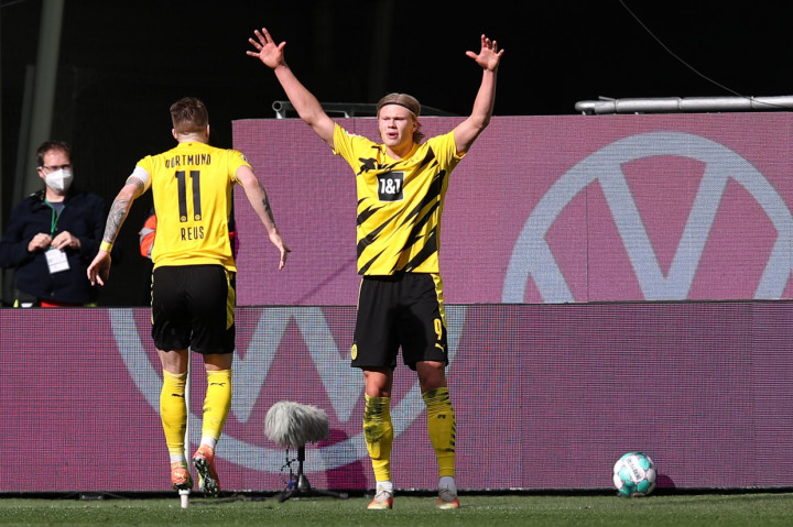 Erling Haaland melakukan selebrasi usai mencetak gol ke gawang Wolfsburg.