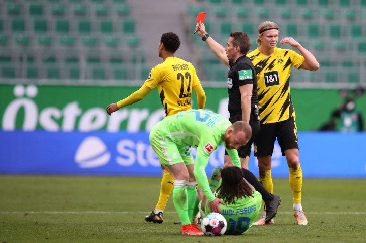 Memasuki babak kedua, Wolfsburg masih berusaha untuk melewati tekanan hebat Dortmund. Dan usaha mereka dipermudah setelah Dortmund harus bermain dengan 10 pemain setelah Jude Bellingham mendapat kartu kuning kedua pada menit ke-59.