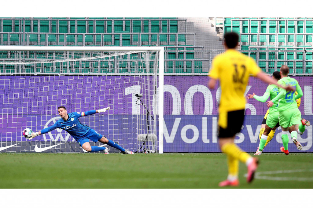 Namun, keunggulan jumlah pemain gagal dimanfaatkan Wolfsburg. Malah Dortmund yang mampu menggandakan keunggulan pada menit ke-68 setelah Mahmoud Dahoud mengirim umpan matang yang dituntaskan Haaland dengan sempurna.
 