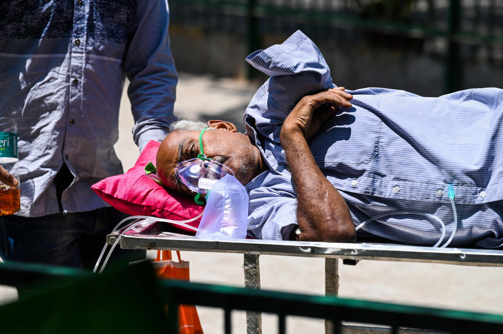 Bahkan dalam tiga hari terakhir, Kamis, 22 April 2021, hingga Sabtu, 24 April 2021, jumlah kasus harian Covid-19 di India melampaui 300.000 kasus.