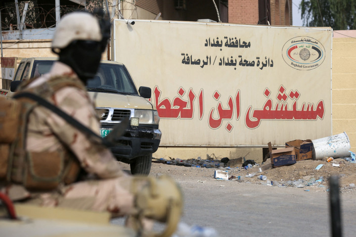 Unit perawatan intensif pasien virus korona (Covid-19) di rumah sakit ibu kota Irak, Baghdad, alami kebakaran pada Minggu, 25 April 2021. Setidaknya 23 orang meninggal dan puluhan orang terluka akibat insiden ini.