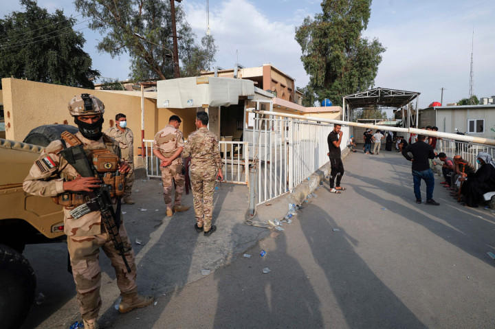 Sejumlah ambulans dikerahkan untuk mengevakuasi pasien yang terluka akibat kobaran api.