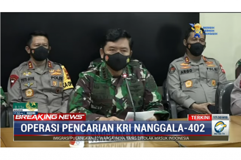 Panglima TNI Marsekal Hadi Tjahjanto menyampaikan kabar duka terkait tenggelamnya kapal selam KRI Nanggala 402. Panglima TNI menuturkan, seluruh awak yang berada dalam kapal selam tersebut meninggal dunia. 