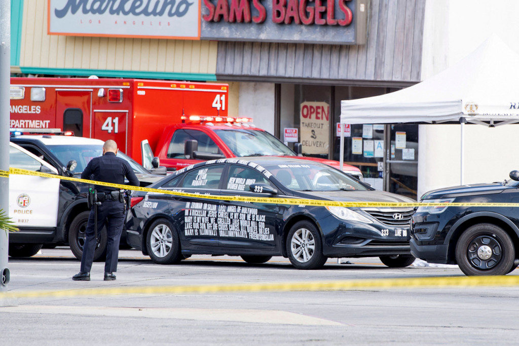 Kepolisian Los Angeles menembak seorang pria yang menggunakan pelindung anti peluru di jalanan Hollywood, Amerika Serikat pada Sabtu, 24 April 2021, waktu setempat.