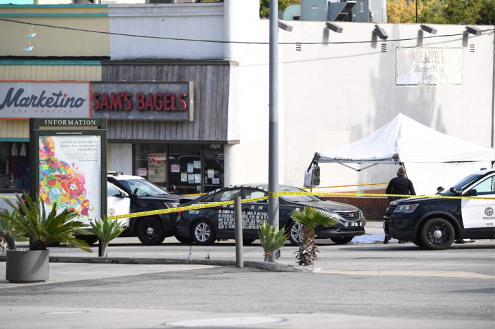 Pria tersebut ditembak usai mengancam polisi yang sedang berpatroli di kawasan Sunset Boulevard.