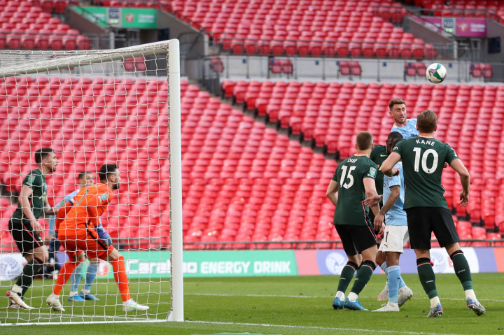 Tottenham Hotspur lebih banyak menunggu dan mengincar lewat serangan balik. Babak pertama berakhir 0-0.