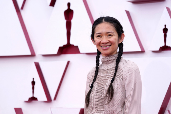 Chloe Zhao yang menyutradarai film Nomadland berhasil memenangkan kategori Sutradara Terbaik dalam ajang penghargaan Academy Awards ke-93 atau Oscar 2021.