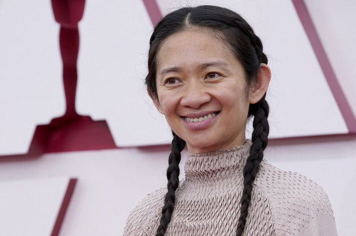 Piala Oscar ini menjadi yang pertama bagi sutradara asal Tiongkok tersebut. Ia menjadi wanita Asia pertama yang berada di nominasi, sekaligus memenangkan sutradara terbaik Piala Oscar.