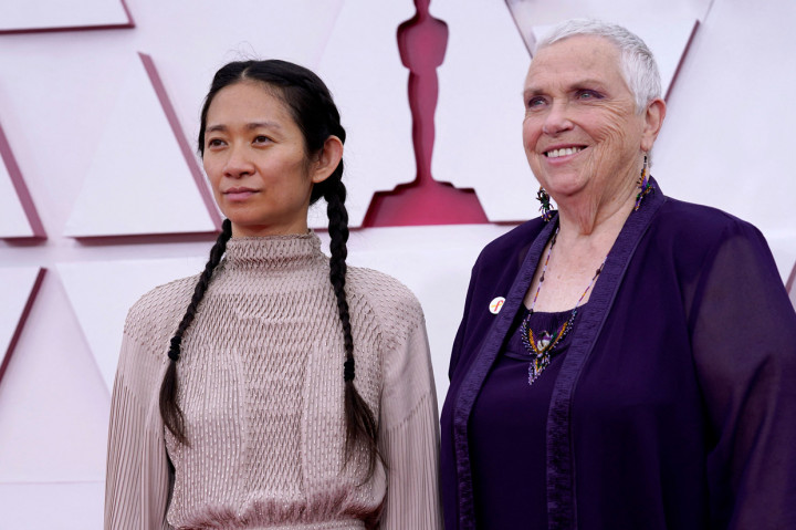 Sutradara Chloe Zhao (Kiri) dan aktris Charlene Swankie tiba di Oscar pada 25 April 2021, di Union Station di Los Angeles.