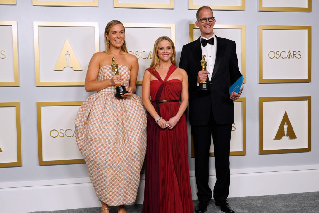 Dana Murray (Kiri) dan Pete Docter (Kanan), pemenang penghargaan untuk film animasi feature untuk 