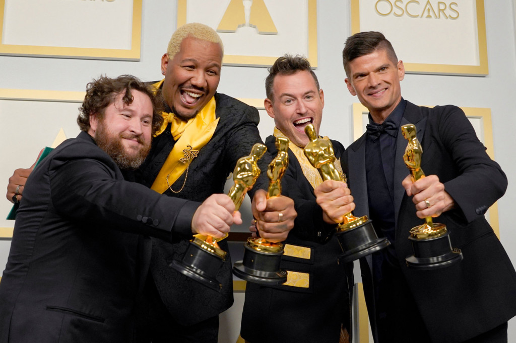 Sementara, nominasi kategori Best Animated Short Film atau Film Pendek Animasi Terbaik dimenangkan oleh If Anything Happens I Love You yang tayang di layanan streaming Netflix. 