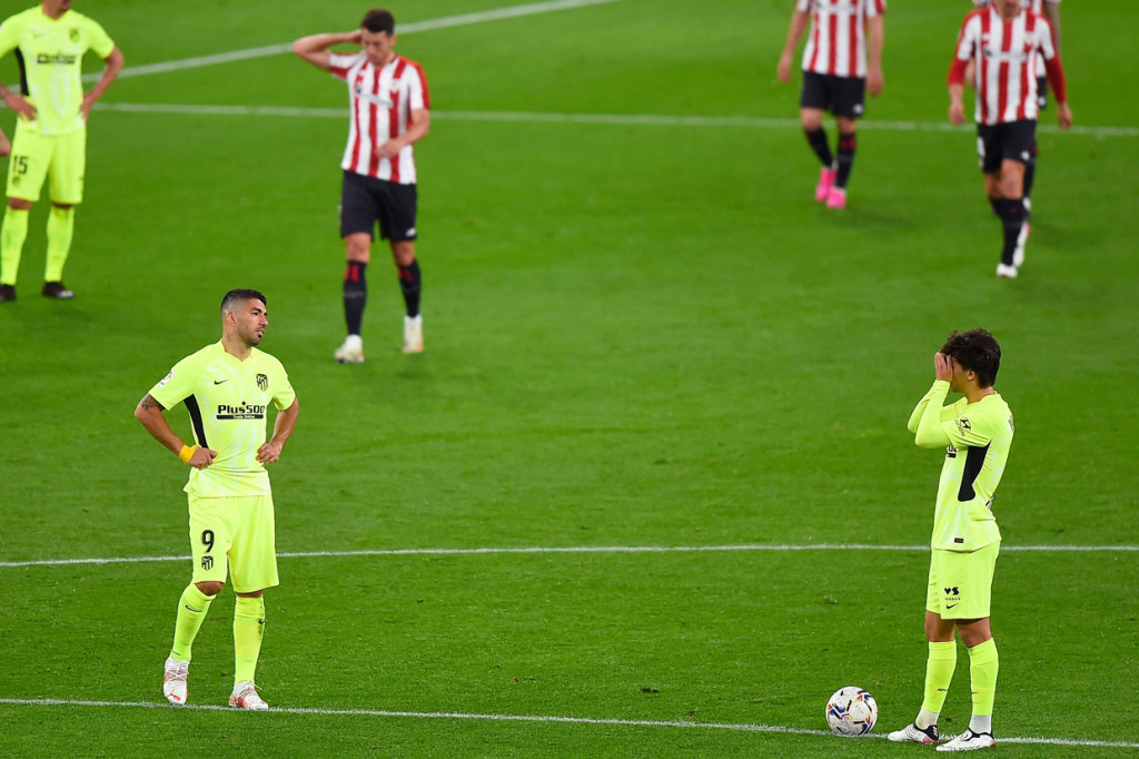 Atletico Madrid menelan hasil buruk ketika menyambangi markas Athletic Bilbao dalam laga pekan ke-32 Liga Spanyol 2020-2021. Bermain di Stadion San Mames, Senin, 26 April 2021, dini hari WIB, Los Colchoneros tumbang dengan skor tipis 1-2.