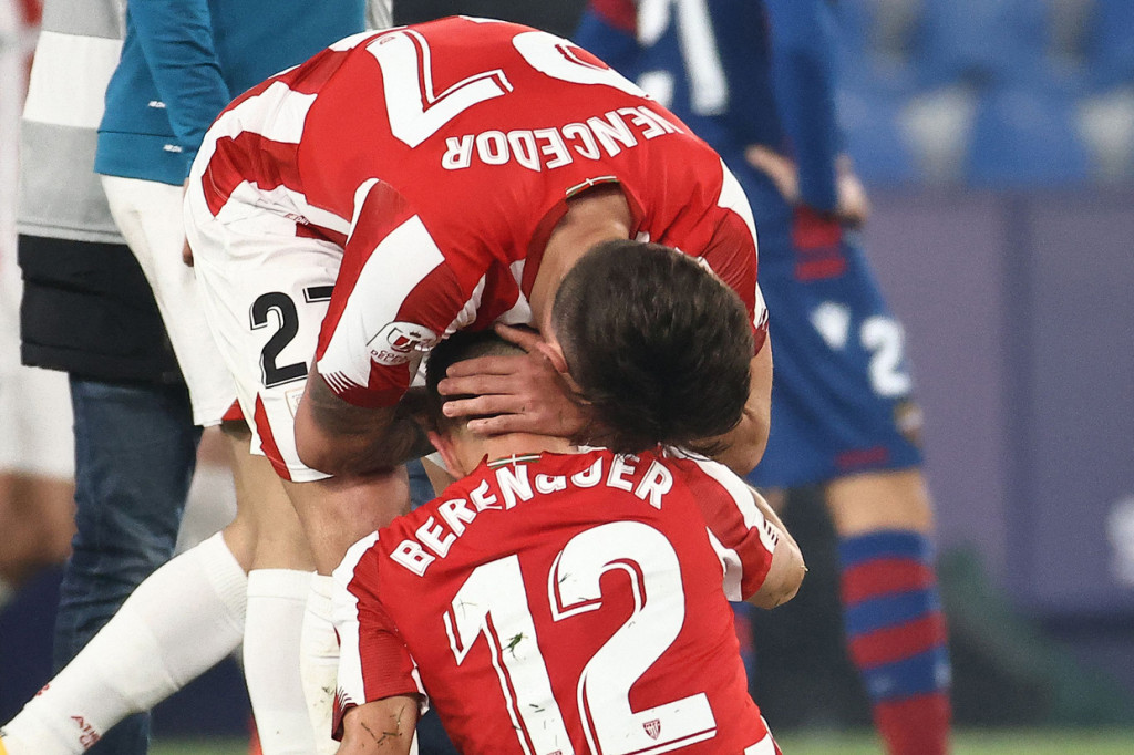 Bilbao membuka keunggulan ketika laga baru memasuki menit kedelapan. Alex Berenguer mencatatkan namanya di papan skor.