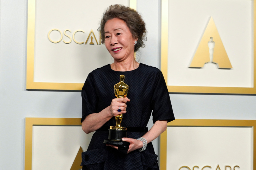 Piala Oscar 2021 membawa berbagai kejutan baru di industri perfilman dunia, khususnya Asia. Setelah Chloe Zhao menjadi wanita Asia pertama yang memenangkan Best Director, rekor baru juga ditorehkan oleh aktris Yuh Jung Youn.