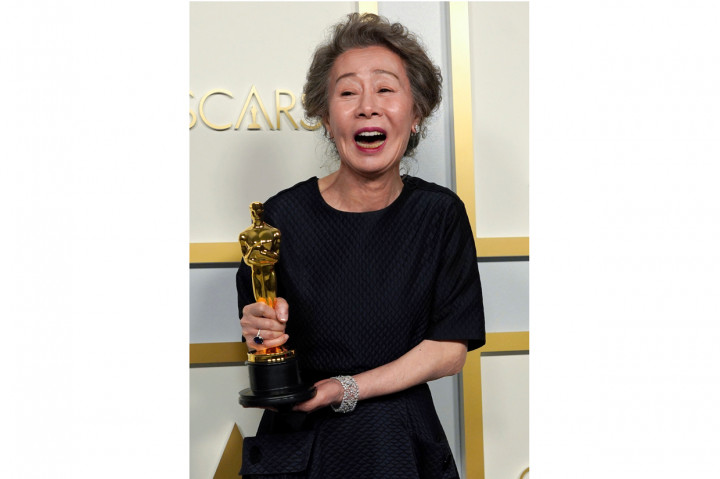Youn Yuh-jung juga tercatat sebagai aktris kedua dari Asia yang menyabet trofi paling bergengsi dalam dunia film ini. Sebelumnya, adalah Miyoshi Umeki, aktris berdarah Asia yang menyabet Oscar lewat film Sayonara, pada 1958.
