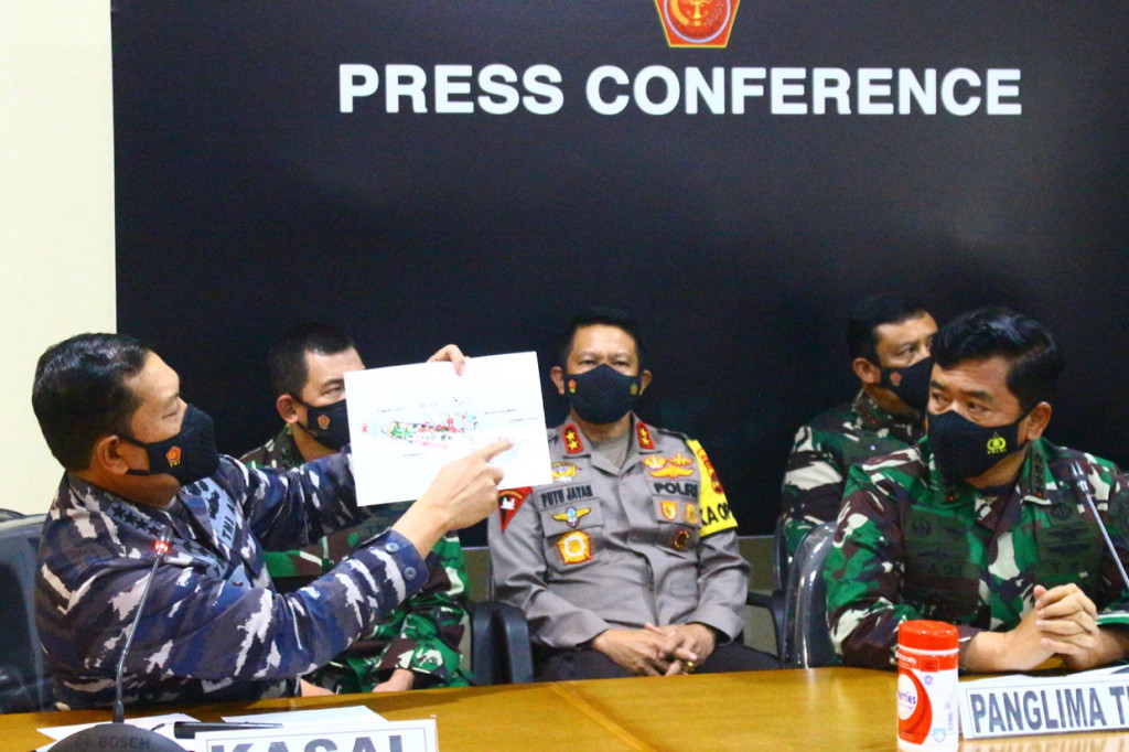 Panglima TNI Marsekal Hadi Tjahjanto menyampaikan kabar duka terkait tenggelamnya kapal selam KRI Nanggala. Panglima TNI menyatakan seluruh awak yang berada dalam kapal selam tersebut gugur.
