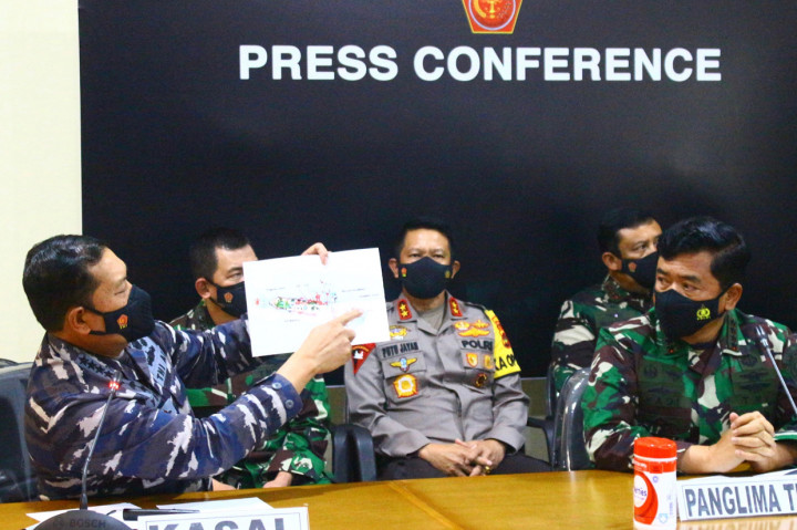 Panglima TNI Marsekal Hadi Tjahjanto menyampaikan kabar duka terkait tenggelamnya kapal selam KRI Nanggala. Panglima TNI menyatakan seluruh awak yang berada dalam kapal selam tersebut gugur.