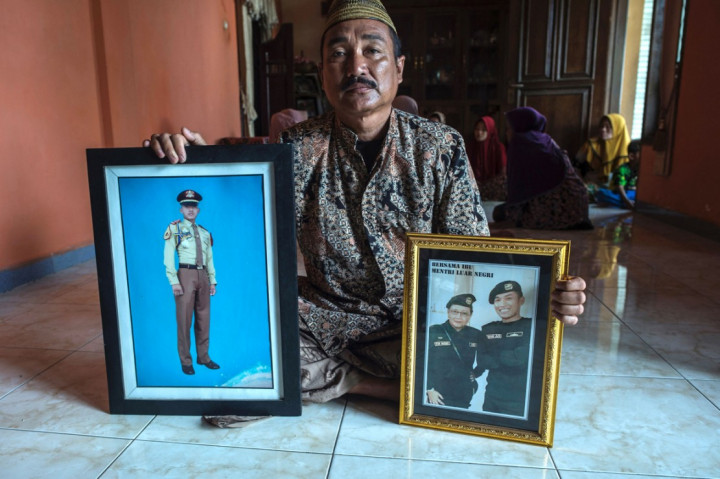 KRI Nanggala 402 hilang kontak di lepas pantai Bali pada 21 April dan kemudian pada hari ini, dinyatakan tenggelam dengan 53 awak di dalamnya. Suasana duka terasa di rumah keluarga awak kapal, salah satunya keluarga Lettu Muhammad Imam Adi Komaruddin, 29.