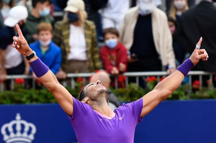 Nadal sebelumnya dipermalukan Tsitsipas pada perempat final Australia Open 2021. Kini petenis Spanyol itu semringah lantaran sakit hatinya terobati. 