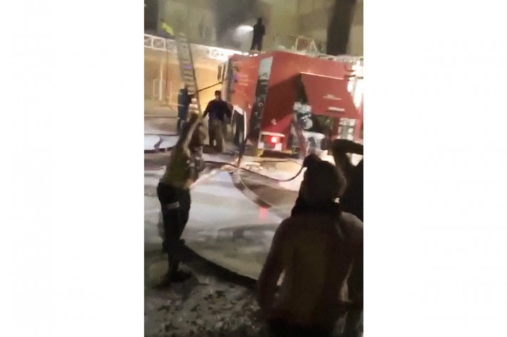 Kebakaran terjadi di rumah sakit Ibn al-Khatib di Baghdad Timur, Irak. Kebakaran tersebut dipicu oleh ledakan di salah satu tempat penyimpanan oksigen.
