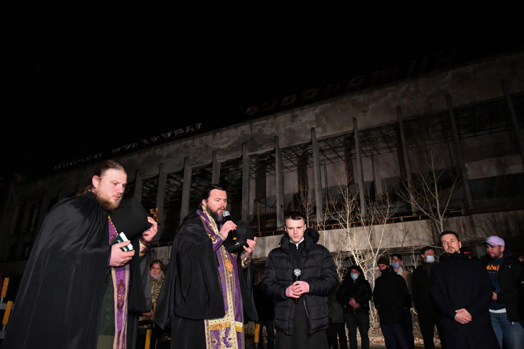 Suasana peringatan 35 tahun tragedi bencana nuklir Chernobyl di alun-alun kota hantu Pripyat, Ukraina, dekat Pembangkit Listrik Tenaga Nuklir Chernobyl, Senin, 26 April 2021.