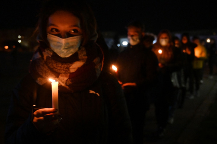 Orang-orang menyalakan lilin di monumen korban Chernobyl di Slavutych, Ukraina, kota tempat tinggal personel pembangkit listrik, sekitar 50 kilometer dari lokasi kecelakaan.
