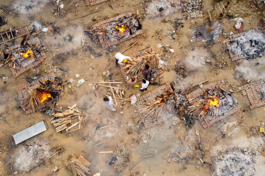 Di ibukota New Delhi, nyaris tak tersisa lahan pemakaman untuk memakamkan para korban tewas Covid-19.

