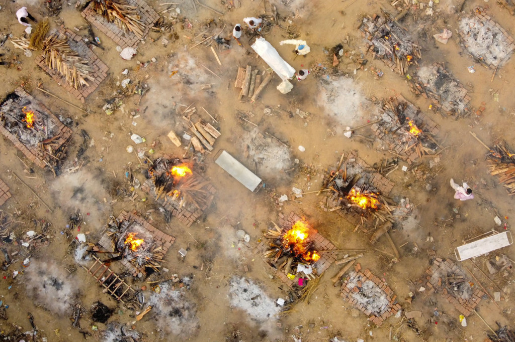Di sejumlah kota di India yang terkena hantaman tsunami Covid-19 paling parah, kobaran api di krematorium nyaris tak pernah padam.