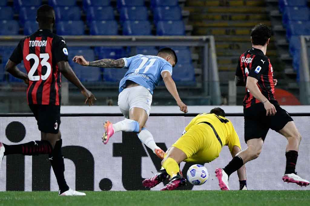 Bermain di kandang sendiri, Lazio langsung tancap gas dan unggul cepat saat laga baru berjalan 77 detik lewat sepakan Joaquin Correa menyelesaikan umpan matang Ciro Immobile.