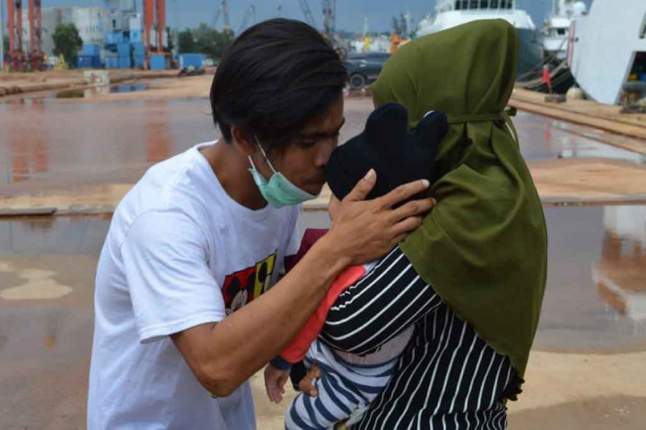 Nelayan yang dibebaskan Malaysia mencium anaknya.