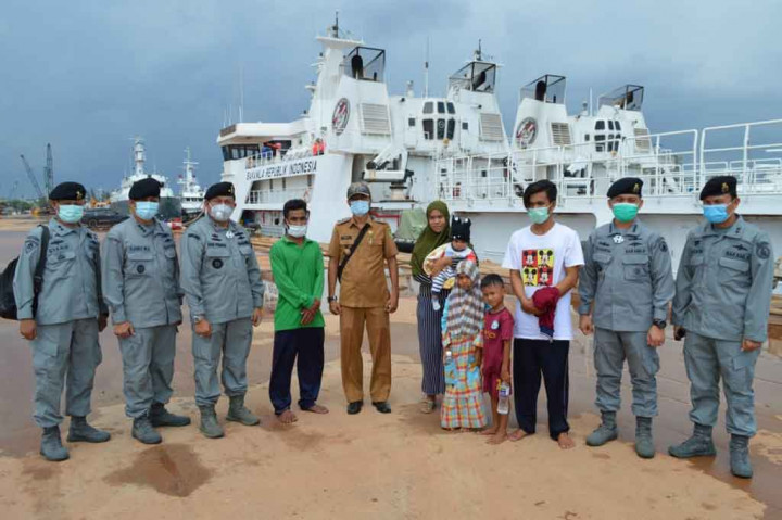 Badan Keamanan Laut (Bakamla) RI menjemput dua orang nelayan asal Batam yang sempat ditahan Agensi Penguatkuasaan Maritim Malaysia (APMM) di perairan Malaysia Pada 10 April 2021 lalu dikarenakan tanpa sengaja memasuki wilayah perairan negara jiran tersebut saat mencari ikan.