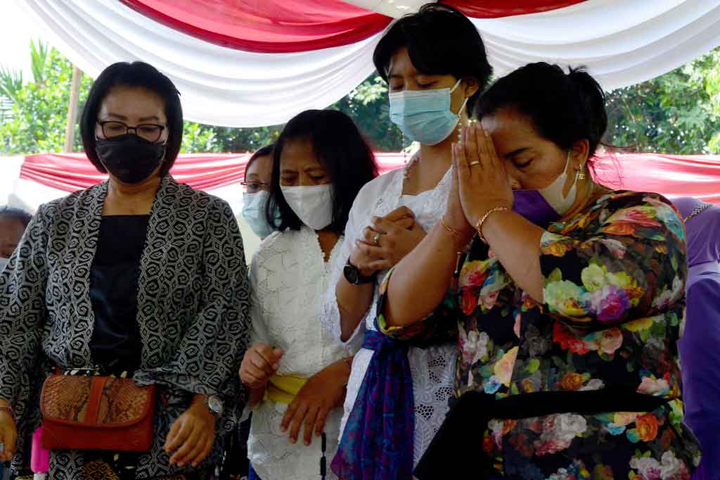 Kerabat berdoa di pusara Kepala BIN Daerah (Kabinda) Papua Mayjen (Anumerta) I Gusti Putu Danny Karya Nugraha di Taman Makam Pahlawan Kalibata, Jakarta, Selasa, 27 April 2021.