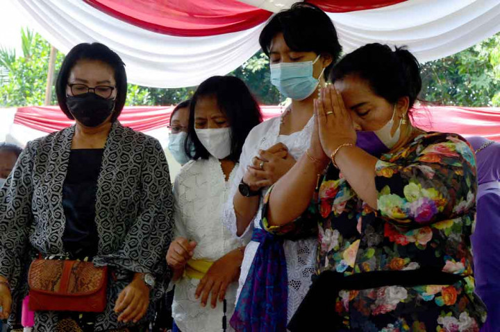 Kerabat berdoa di pusara Kepala BIN Daerah (Kabinda) Papua Mayjen (Anumerta) I Gusti Putu Danny Karya Nugraha di Taman Makam Pahlawan Kalibata, Jakarta, Selasa, 27 April 2021.