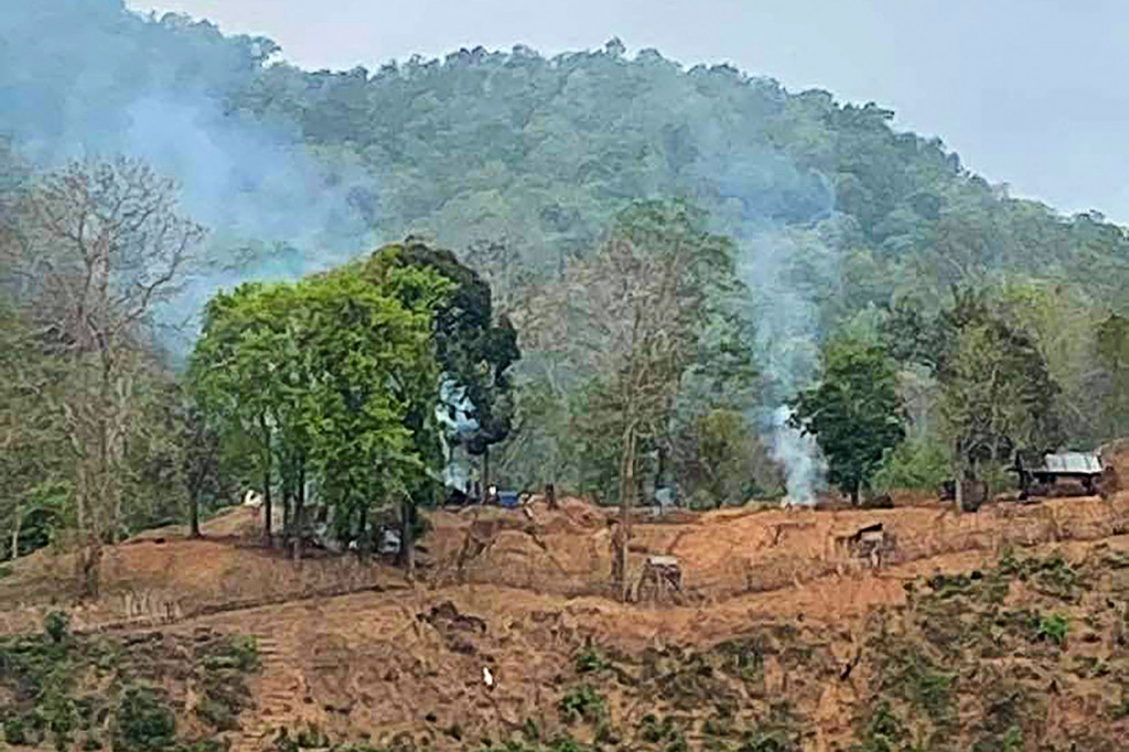 Penduduk desa di sepanjang Sungai Salween mengatakan, baku tembak antara tentara Myanmar dan pemberontak Persatuan Nasional Karen (KNU) terjadi pada Selasa, 27 April 2021.