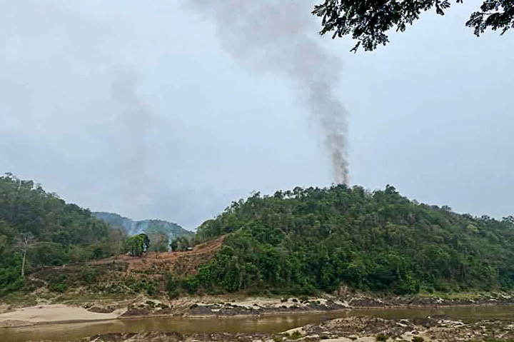 Juru bicara KNU Padoh Saw Taw Nee mengatakan, pos militer mereka rebut pada pukul 5 sampai 6 pagi.