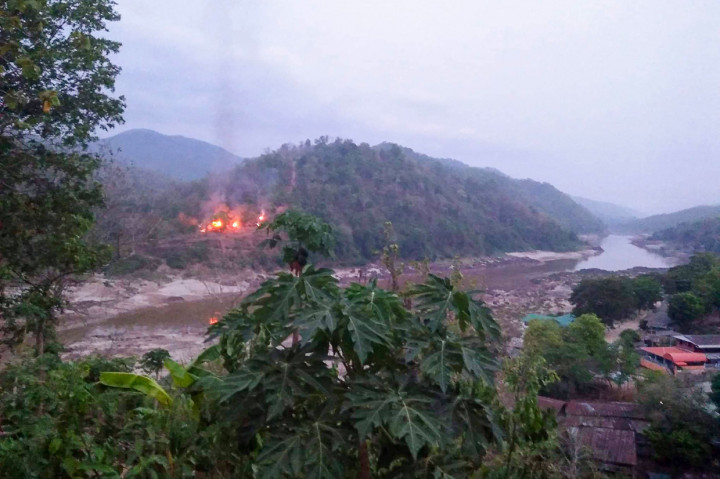 Usai merebut pos, mereka membakar tempat itu dan memeriksa apakah ada yang menjadi korban. Padoh tak mengungkap berapa orang yang menjadi korban jiwa maupun luka.