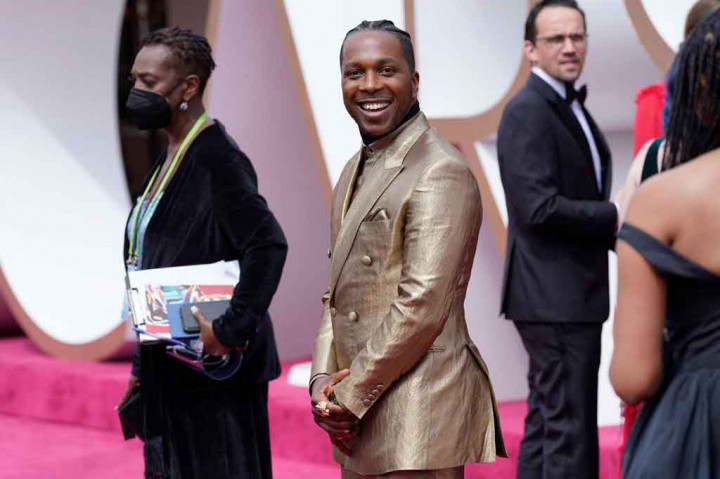 Aktor Leslie Odom yang dinominasikan sebagai aktor pendukung terbaik dan lagu orisinal terbaik dalam film 'One Night in Miami', tersebut tampil dengan busana elegan.