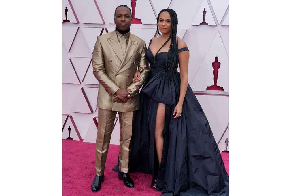 
Odom Jr. tiba di karpet merah Oscar 2021 dengan mengenakan setelan jas berwarna emas emas kustom dari Brioni. Setelan itu dibuat dengan benang emas 24 karat khusus yang dibuat rumah mode tersebut. 