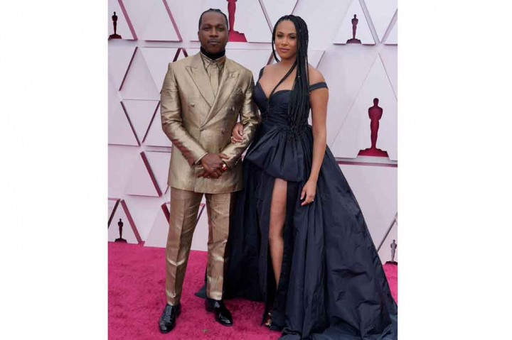 
Odom Jr. tiba di karpet merah Oscar 2021 dengan mengenakan setelan jas berwarna emas emas kustom dari Brioni. Setelan itu dibuat dengan benang emas 24 karat khusus yang dibuat rumah mode tersebut. 