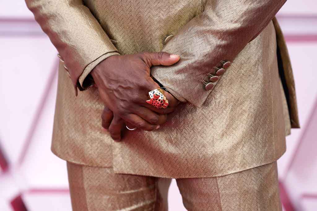 Aktor ini memadankan tampilan dengan mengenakan cincin emas 18 karat Panthère de Cartier dan jam tangan Omega Constellations Gents, yang harganya mencapai USD21.400 (sekitar Rp309 juta).