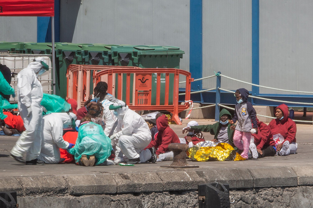 Para migran di kapal itu semuanya adalah orang Afrika sub-Sahara. Hingga saat ini, belum jelas dari mana kapal itu berangkat.
