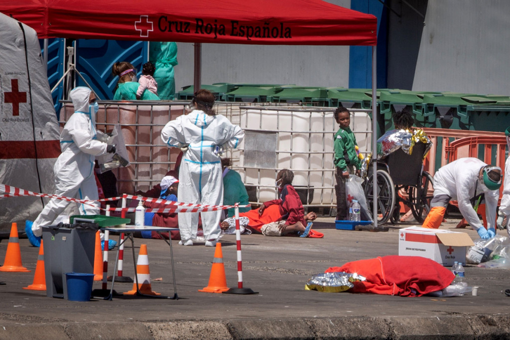 Dilansir AFP, Selaa, 27 April 2021, kapal itu terlihat sekitar 265 mil laut tenggara El Hierro. Sebuah helikopter angkatan udara dikerahkan untuk mengangkut tiga orang yang selamat, kata seorang juru bicara layanan tersebut. Ketiganya dilaporkan mengalami hipotermia tetapi dalam kondisi yang baik.