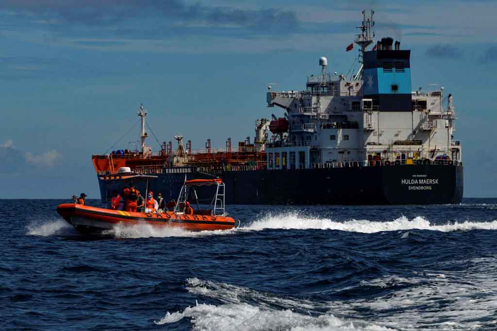 Selanjutnya, kapal tanker MT Hulda Maersk berbendera Denmark dari Port Klang, Malaysia kembali melanjutkan perjalanan menuju Terusan Suez.
